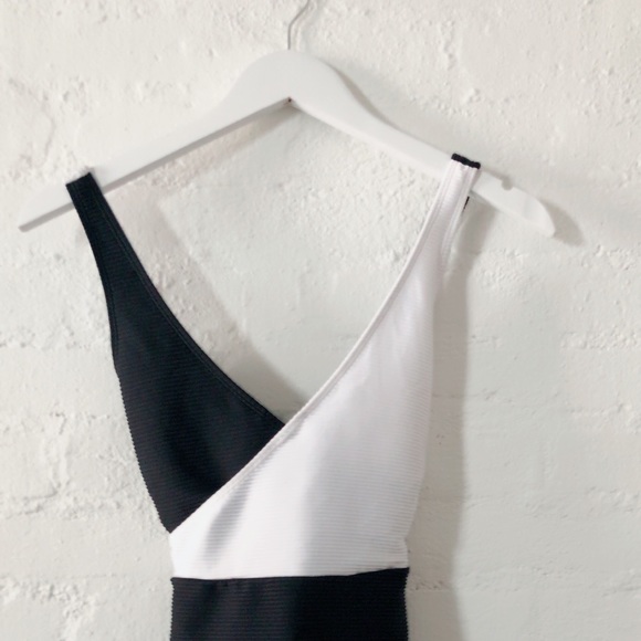 Deep v-neck criss cross one piece swimsuit - Picture 2 of 6